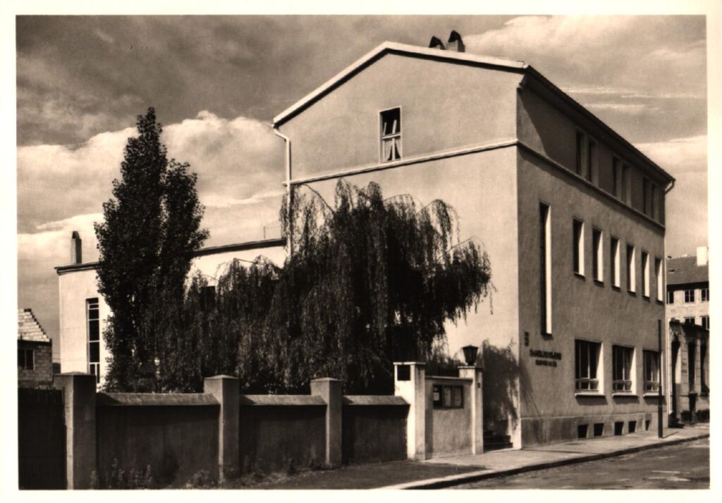 https://www.gerson-monhof.de/wp-content/uploads/2025/02/Gemeindehaus-Hopfenstrasse-nach-dem-Wiederaufbau-1953-Postkarte.jpg